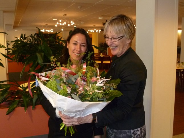 Natascha Stouthart (l) in de bloemen. Rechts secretaresse Lammie de Ruiter