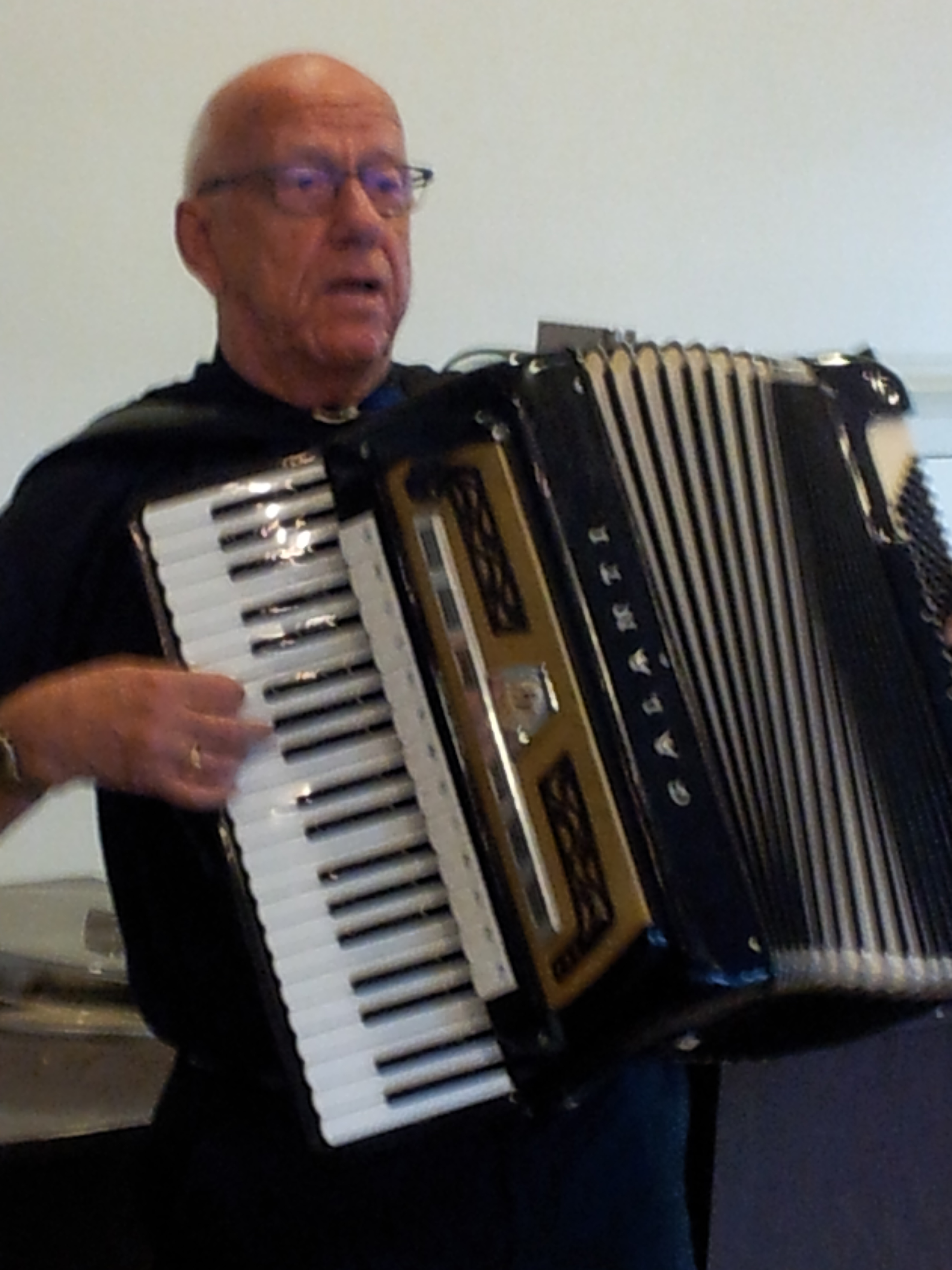 Cheque € 2000,- van Ouderenfonds