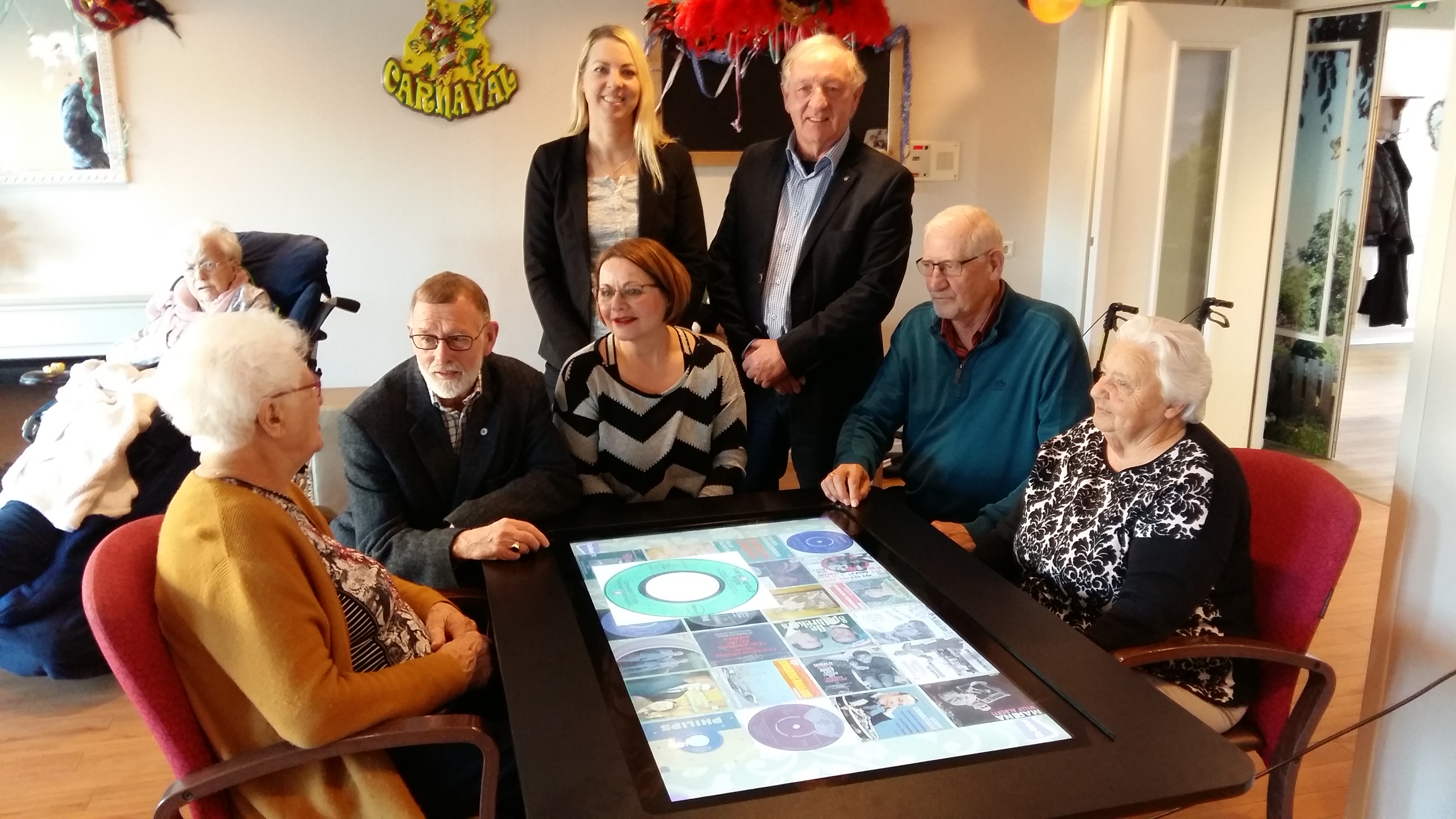 Overhandiging Beleef T.V. in De Zandstee