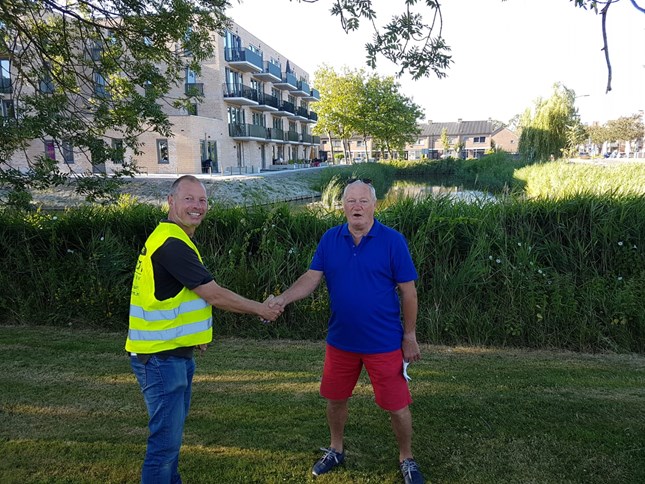 Dhr Van Doesburg wint stageld kofferbakmarkt Samen vrienden terug