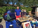 Winnaar dhr Van Doesburg doet goede zaken op kofferbakmarkt Magnushof