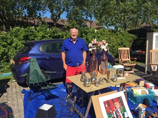 Winnaar dhr Van Doesburg doet goede zaken op kofferbakmarkt Magnushof
