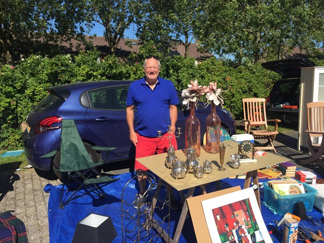 Winnaar dhr Van Doesburg doet goede zaken op kofferbakmarkt Magnushof