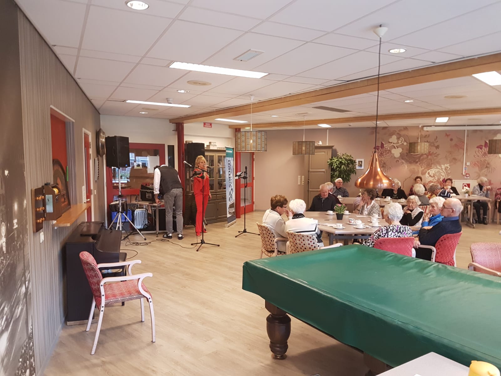 Zangen en dansen in St. Jozefpark