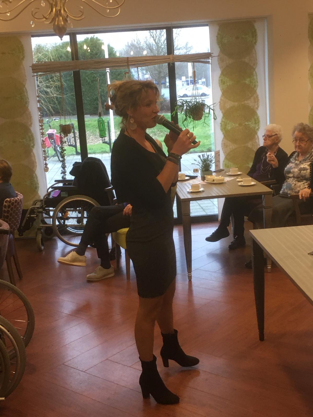 Sandra Mooy in Trambaan