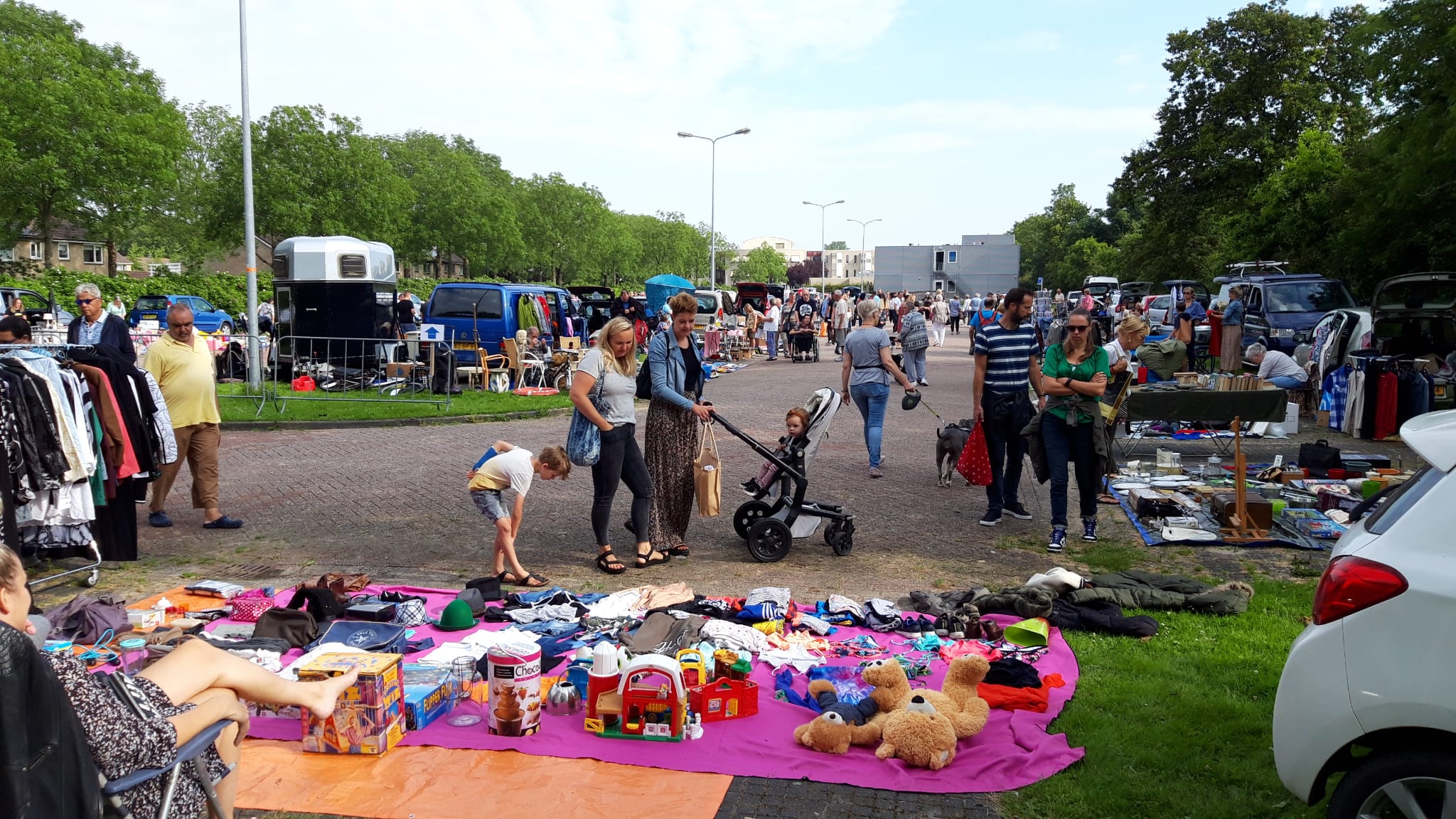 Eerste kofferbakmarkt 11 juli was geslaagd en heel gezellig!