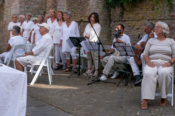 MOOI muzikanten koor en overdenkende mensen op stoel  -©benvanduin2025-18
